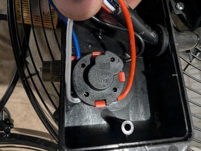 Fan switch The ZE-268S1 pull chain switch from the fan with some wires, visible in a small housing with wires comign from it